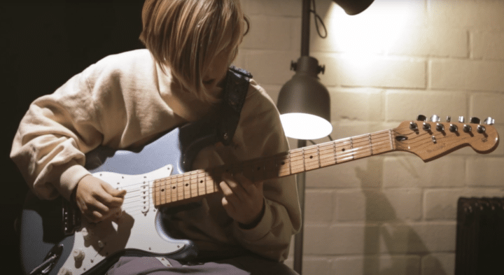 Gitaarles voor kinderen: Cebren (12) laat zien hoe ver je kan komen